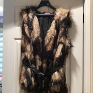 Beautiful Ladies faux fur vest!